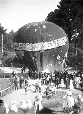 Hot air Balloon, Pukekura Park (24 November 1910), collection of Puke Ariki (PHO2009-328)